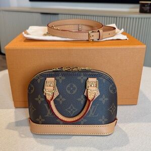 Louis Vuitton Alma Nano